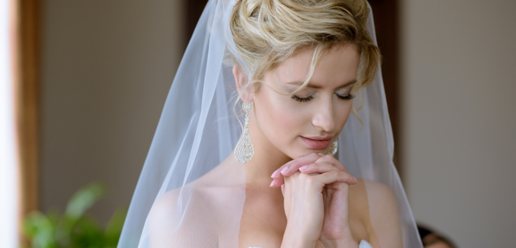 A simple tulle veil makes a beautiful bride even lovelier